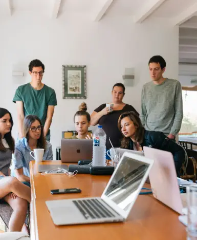Personas en una reunión de trabajo