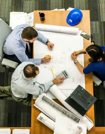 Ingenieros revisando planos